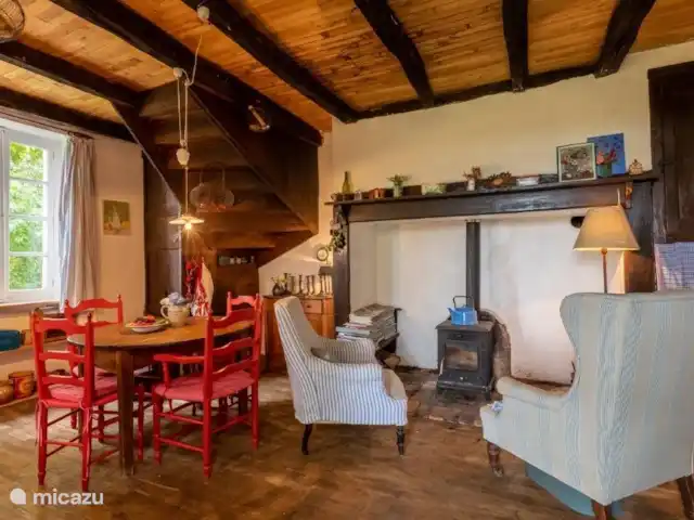 Pomette | France, Dordogne, Stupide - maison de vacances Un coin salon près du poêle à bois