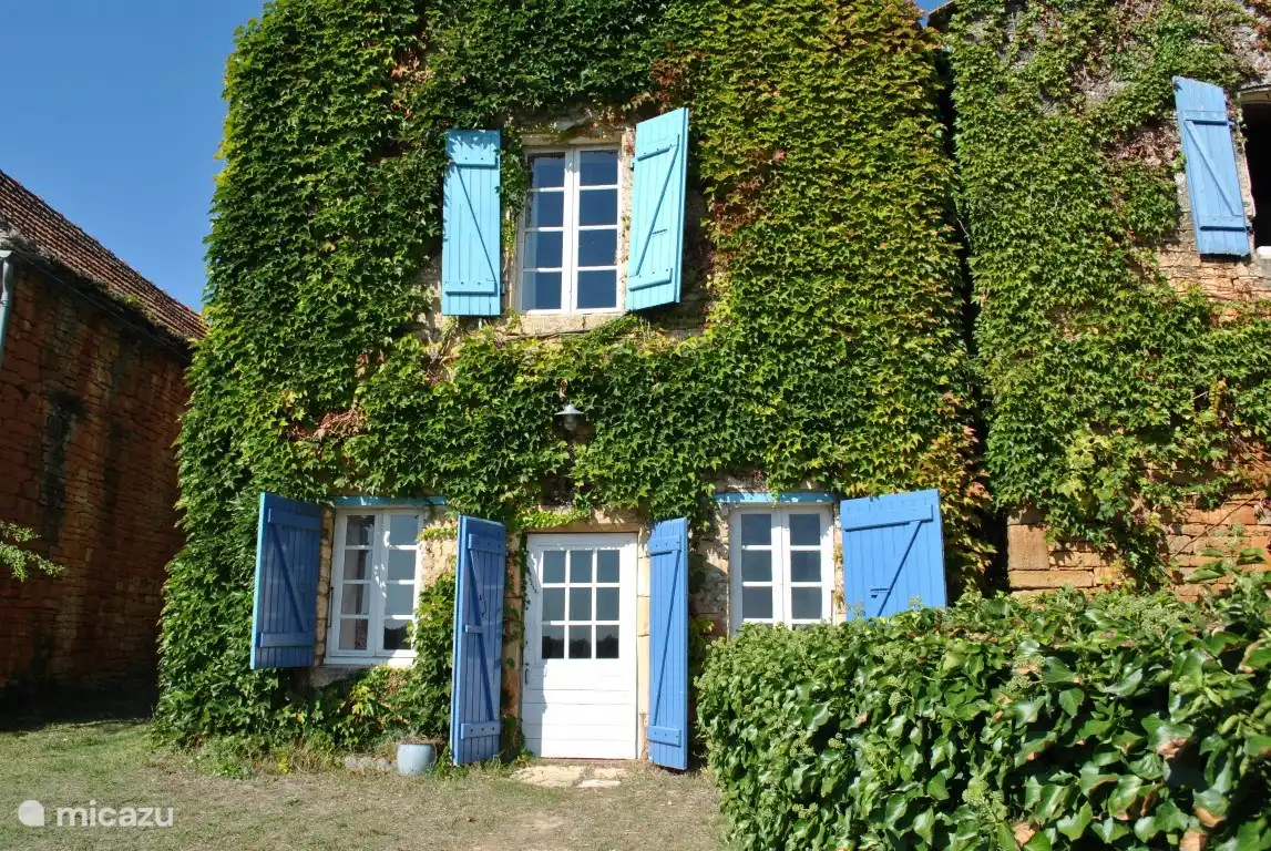 Eine romantische Villa mit blauen Fensterläden