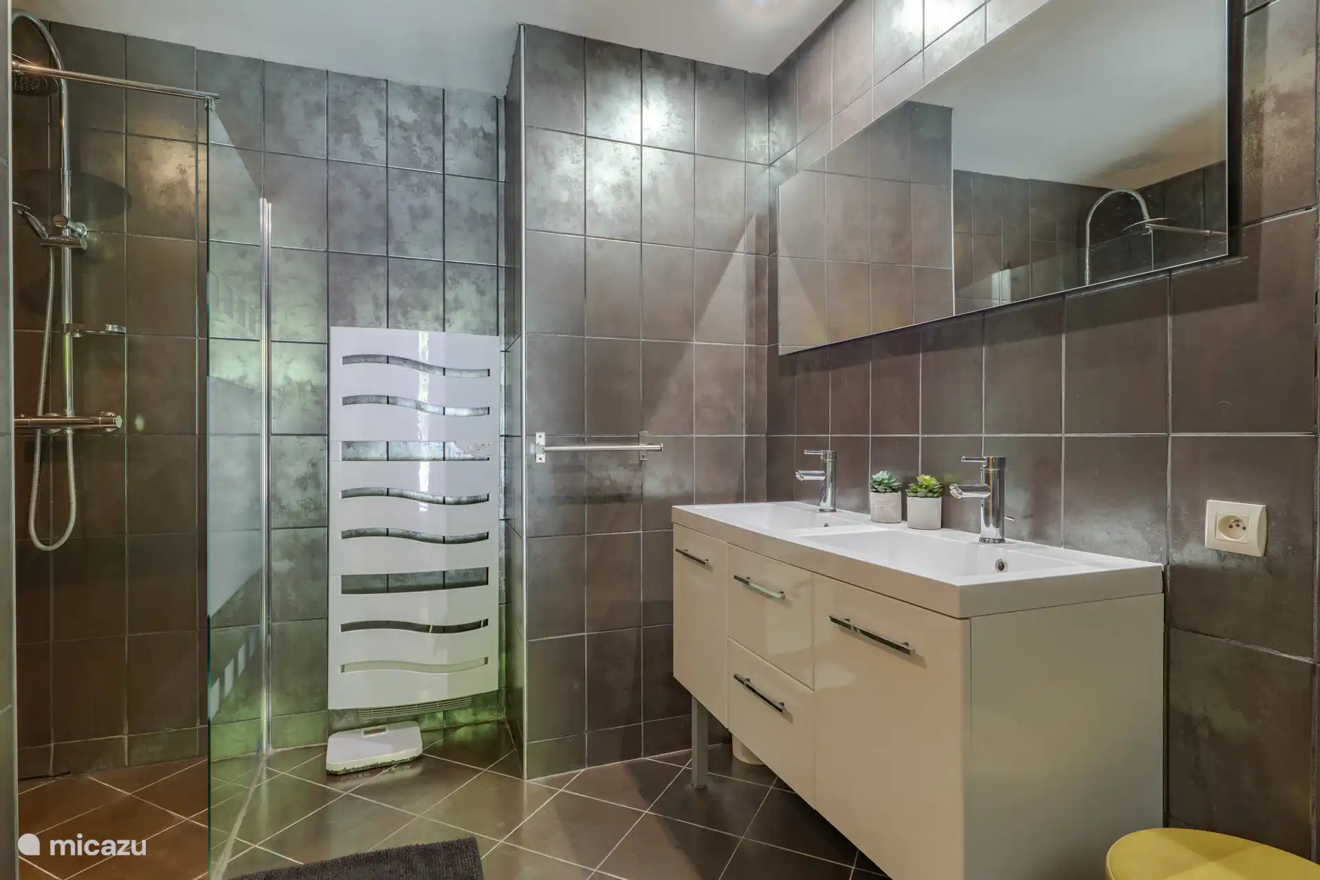 De ruime badkamer