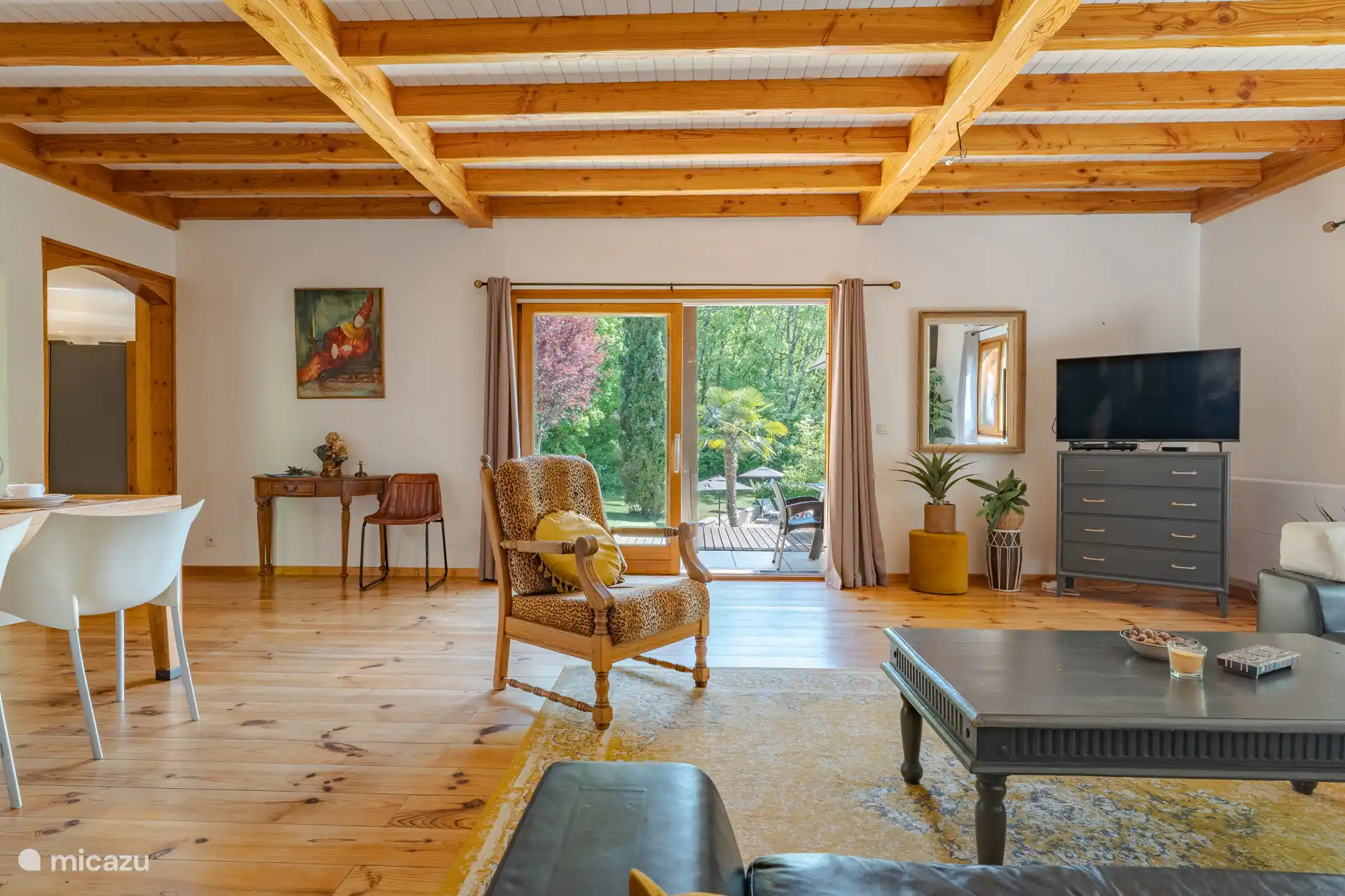 Vanuit de woonkamer prachtig uitzicht over de tuin
