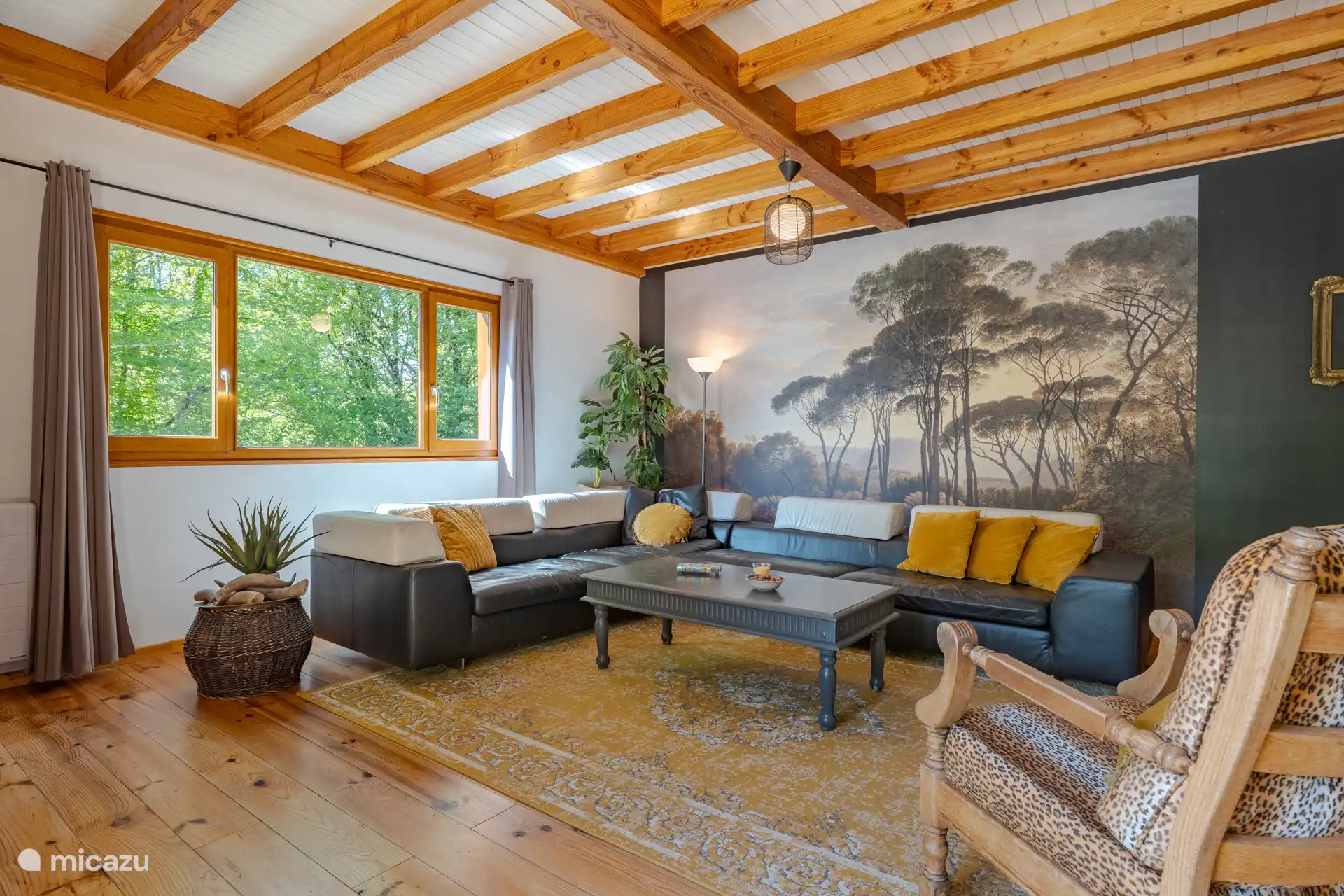 De ruime woonkamer