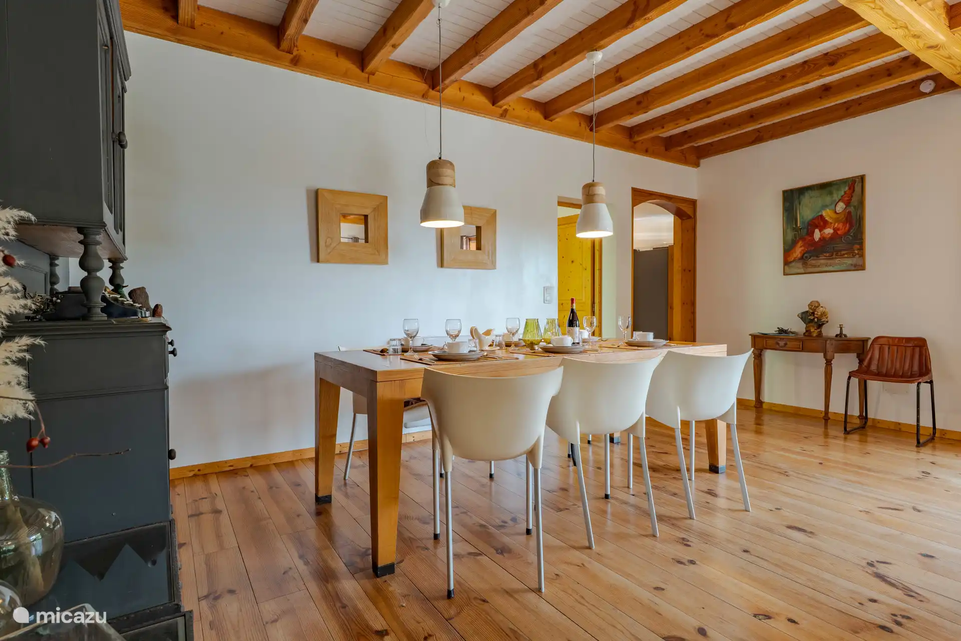 De eettafel met stoelen