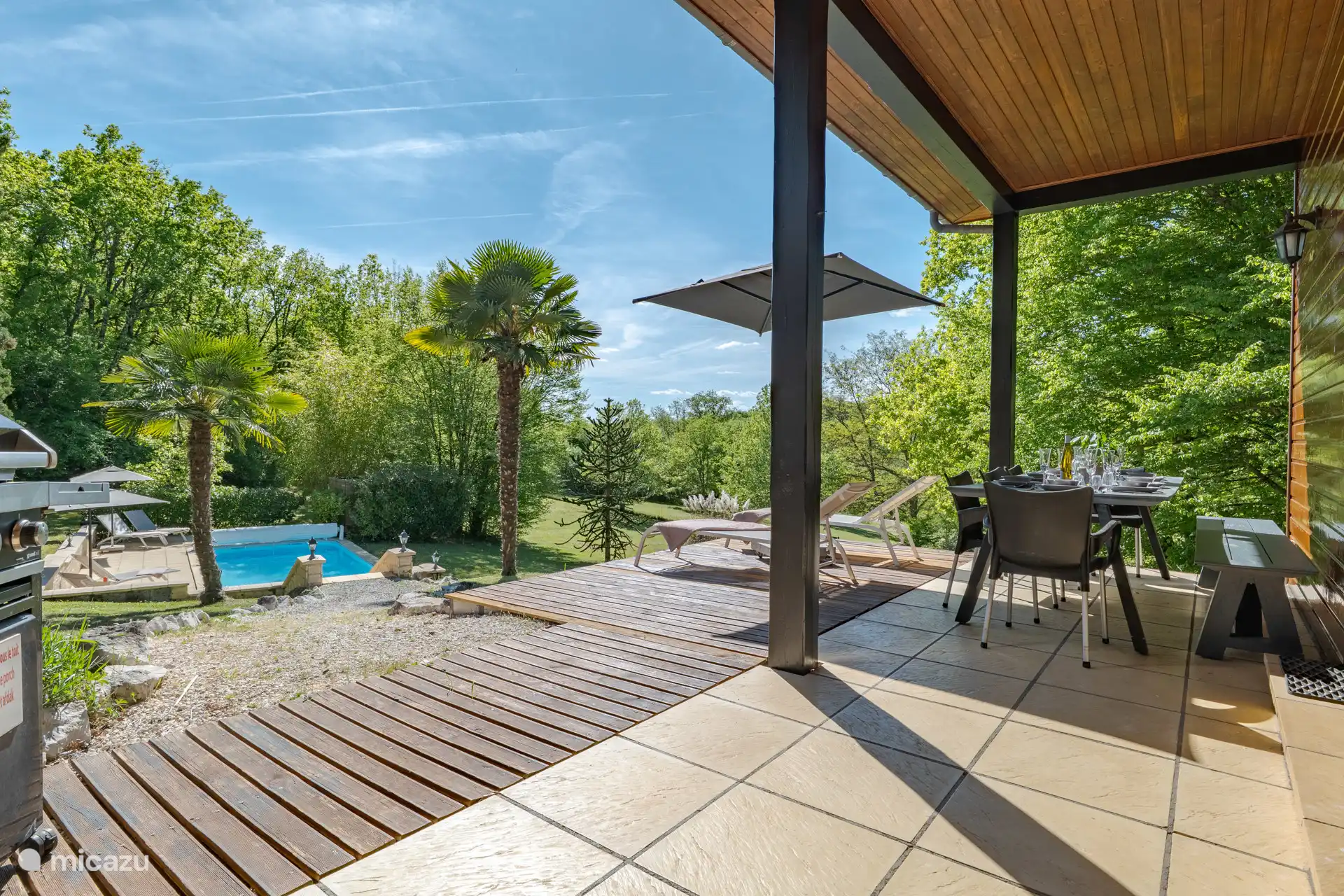 Genieten op het terras met zicht op de tuin en het zwembad