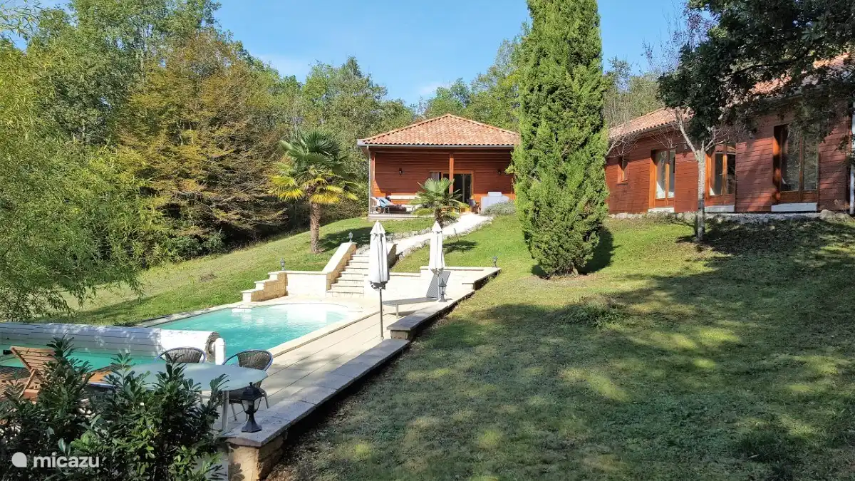 Das Ferienhaus und das Schwimmbad