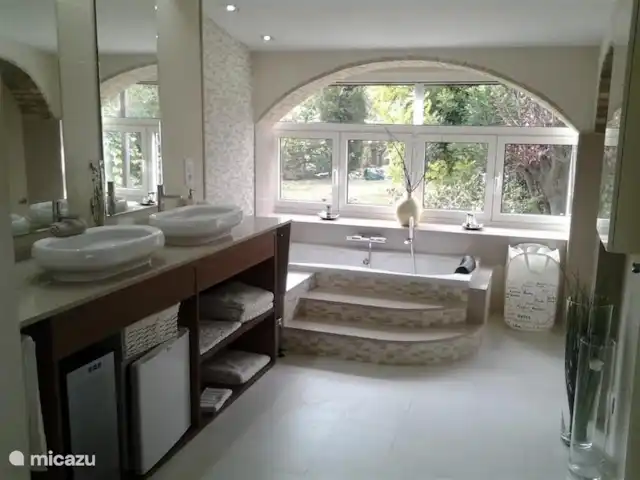 Location de Vacances Espagne, Costa Blanca, Onil, maison de vacances - Casa Olyves avec piscine chauffée Salle de bain attenante avec baignoire balnéo, douche à l’italienne et toilettes séparées.