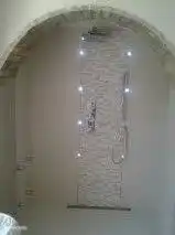 Walk-in-Dusche mit regen LED-Leuchten.