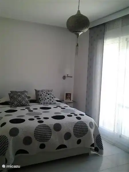 La Sierra Schlafzimmer mit Zugang zur Terrasse.