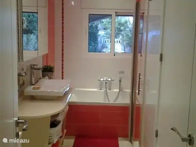 Location de Vacances Espagne, Costa Blanca, Onil, maison de vacances - Casa Olyves avec piscine chauffée Salle de bain avec baignoire double, douche à l’italienne et WC séparés.