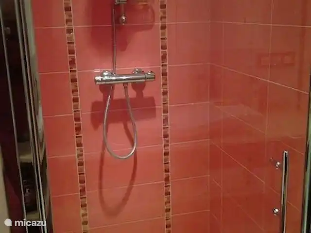 Location de Vacances Espagne, Costa Blanca, Onil, maison de vacances - Casa Olyves avec piscine chauffée Douche à l’italienne.