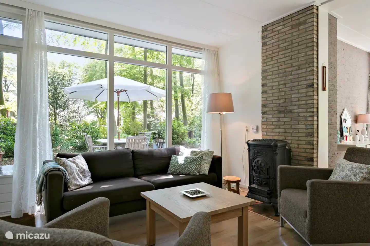 Wohnzimmer mit viel Licht und Waldblick