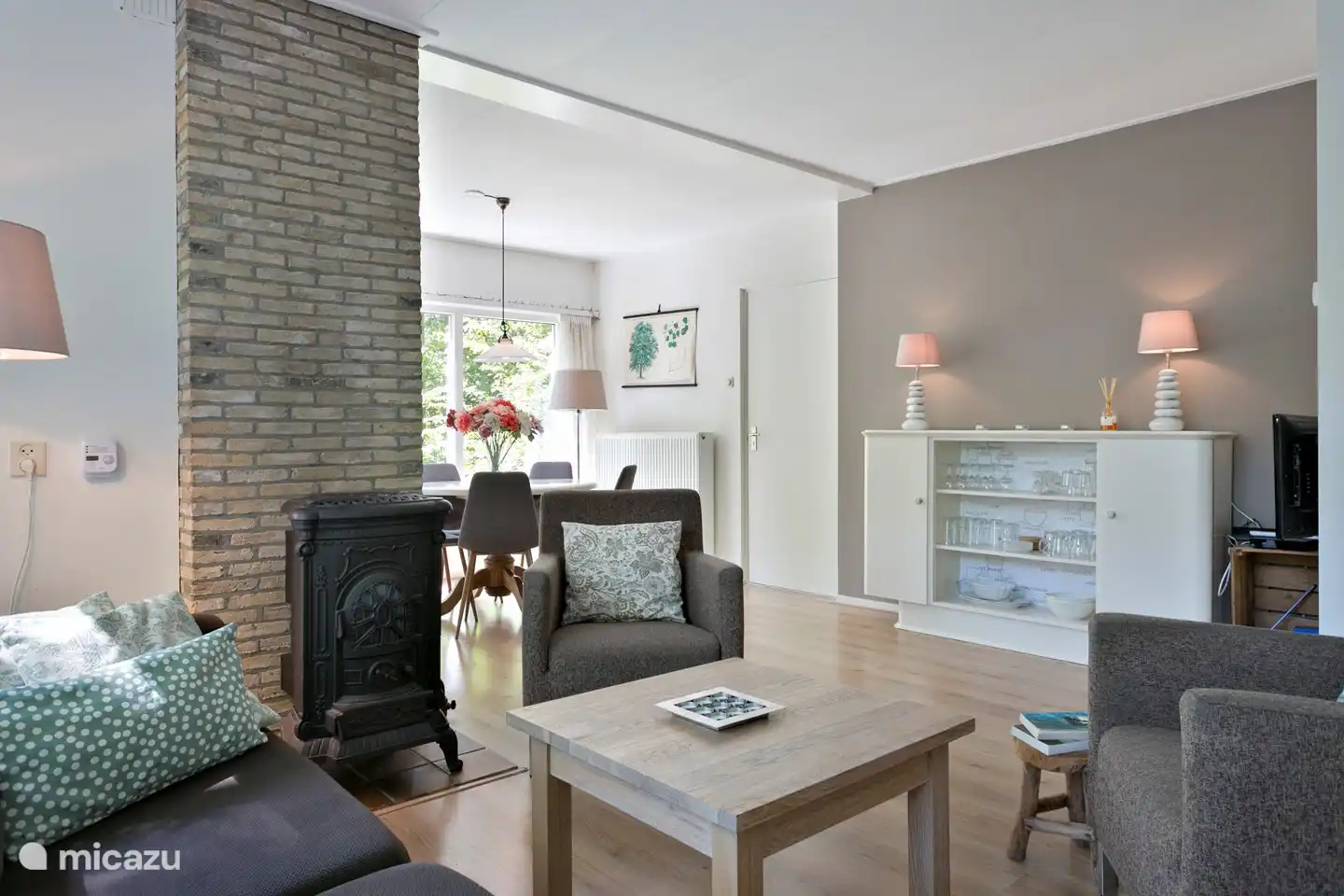 Blick vom Wohnzimmer auf den Essbereich