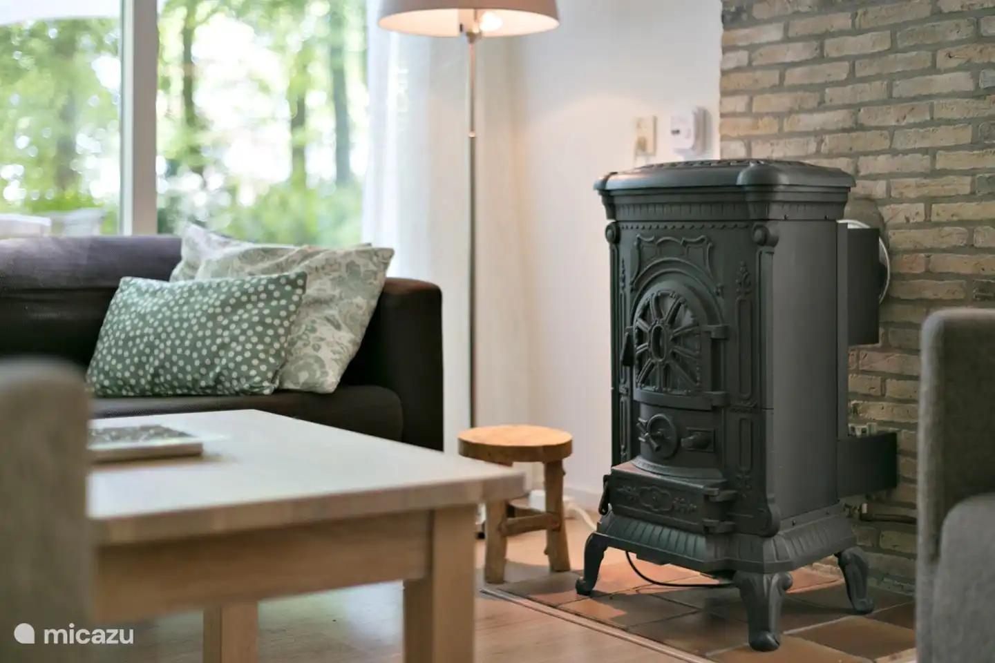 Wohnzimmer mit gemütlichem Kamin