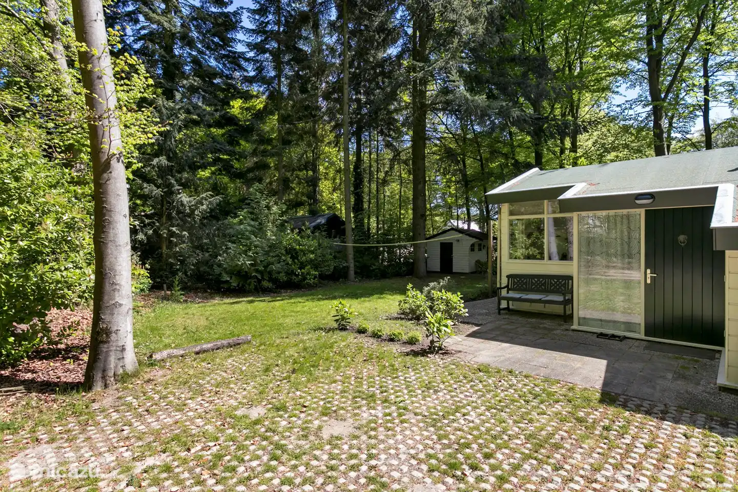 Vorderhaus, Platz für 2 Autos 