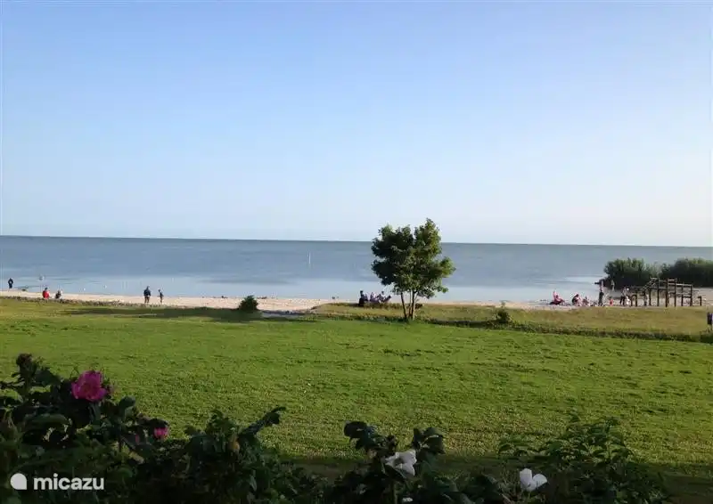 Die Mirnser Klippe, mit schönem Strand, auch sehr gut geeignet für kleine Kinder und zum Kitesurfen, 2 km entfernt
