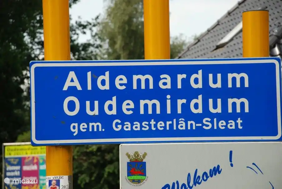 Das schöne grüne Dorf Oudemirdum mit Terrassen und Geschäften für den täglichen Bedarf