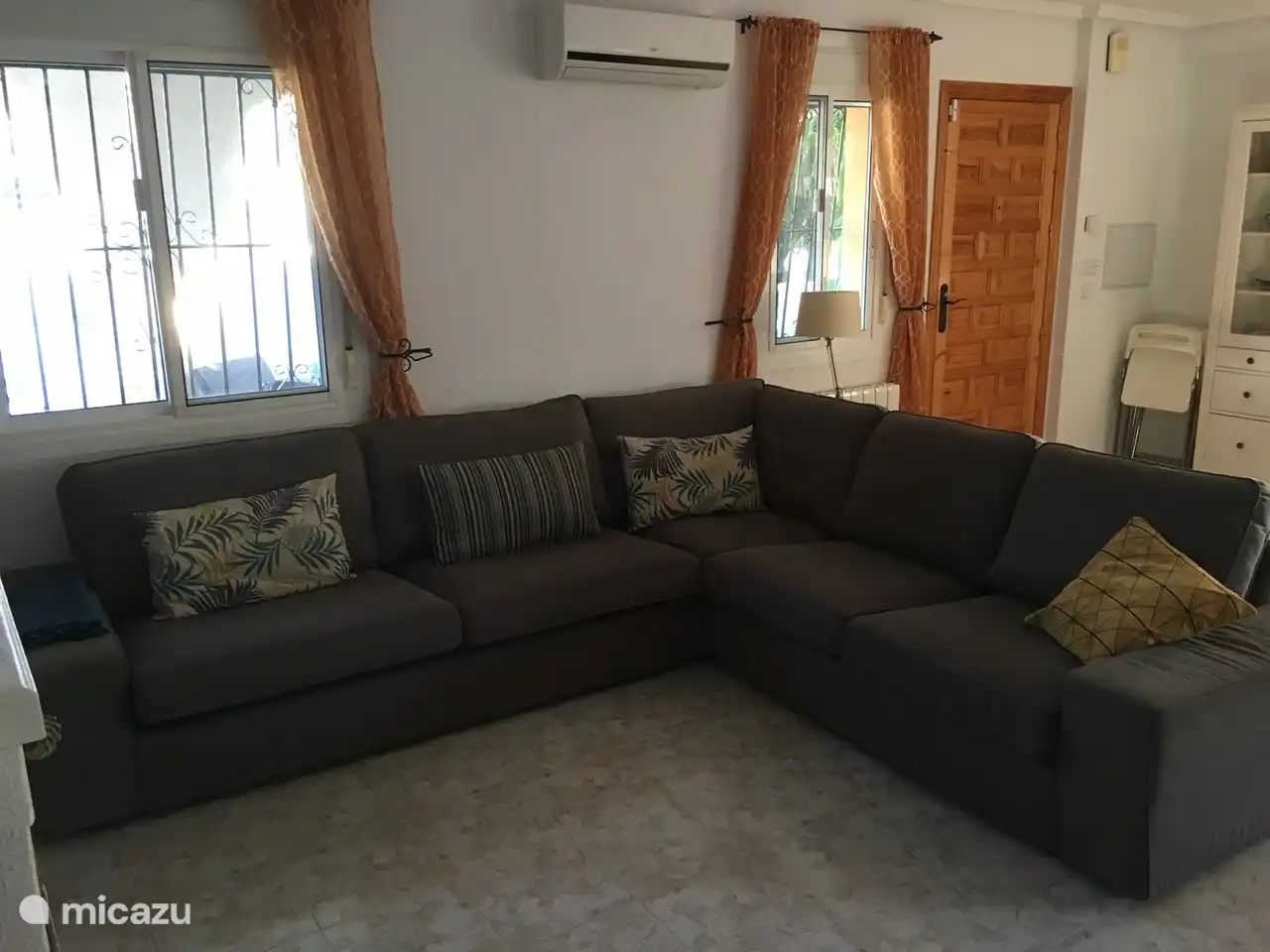 Dieses Ecksofa ist bequem.