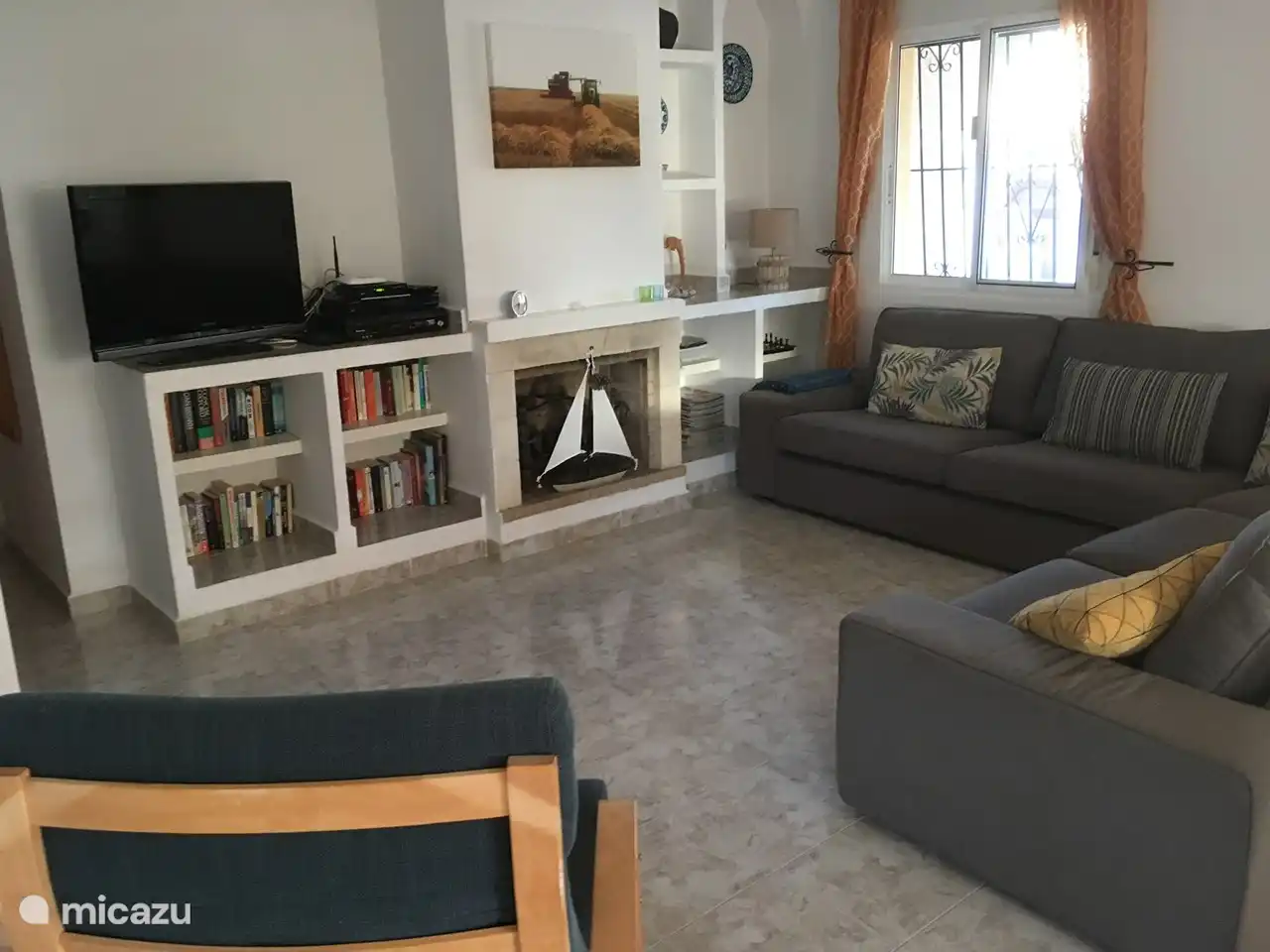 Übersicht der Lounge-Ecke des Raumes.