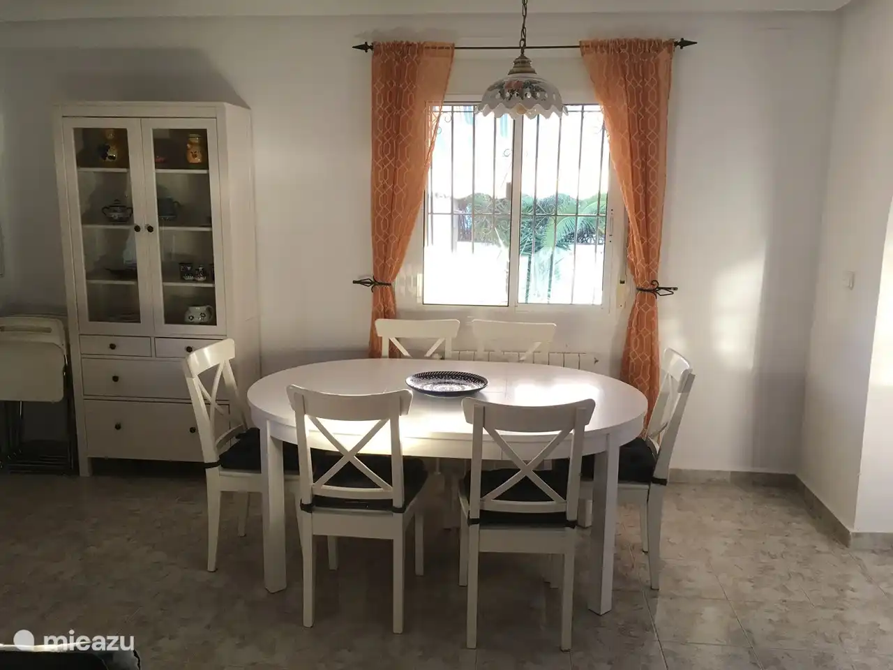 Der Essbereich grenzt an das Zimmer.