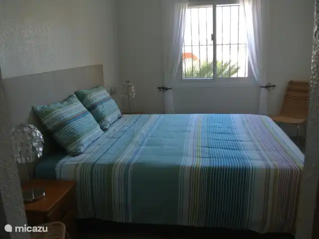 Villa Delfín en España, Costa Cálida, Mazarrón - villa Este es el dormitorio 2 en la planta baja con una cama doble y armarios empotrados.