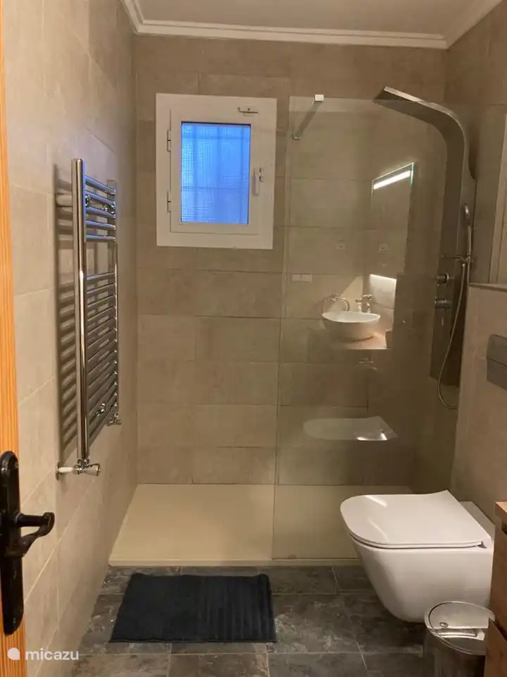 Dieses Badezimmer ist das Ensuite-Badezimmer von Schlafzimmer 2