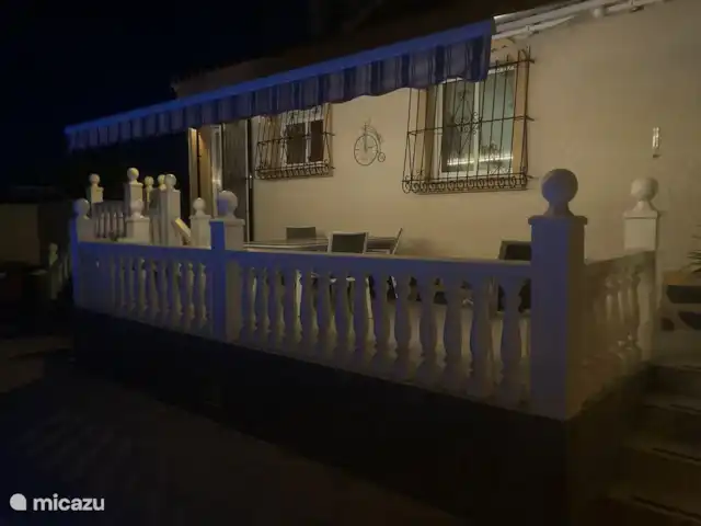 Villa Delfín en España, Costa Cálida, Mazarrón - villa Iluminación LED bajo el toldo en la terraza.