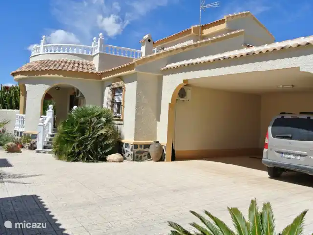 Villa Delfín en España, Costa Cálida, Mazarrón - villa Este es el frente de la villa con terraza y cochera grande.