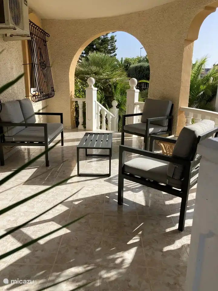 Auf der vorderen Terrasse lässt es sich angenehm entspannen.