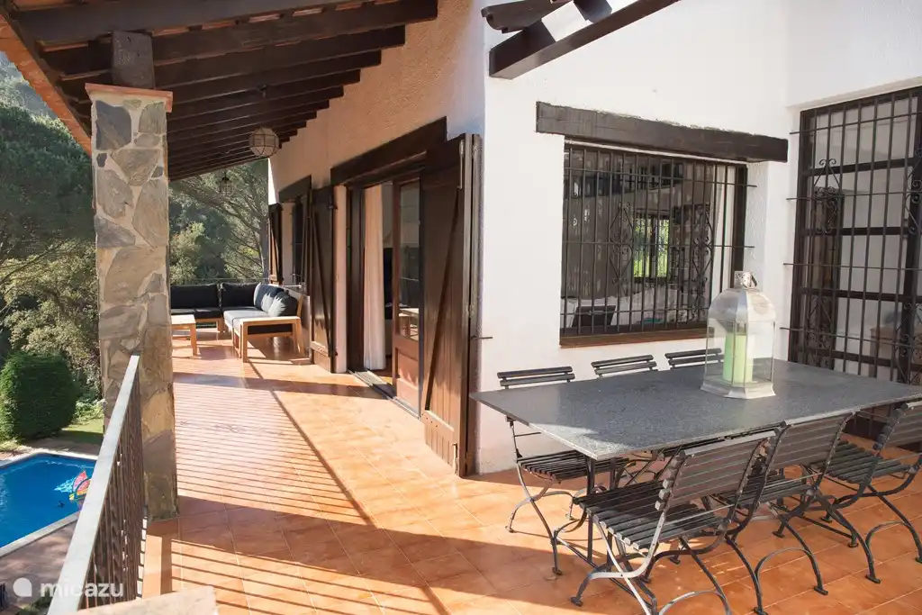 In der Mitte der Terrasse Terrasse von 3x4 m2 mit großem Esstisch, um Frühstück und abends Mahlzeiten im Freien genießen