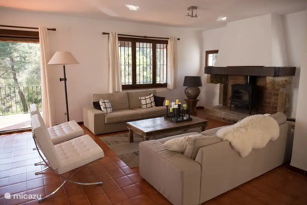 Wohnzimmer mit direktem Zugang zur Balkonterrasse