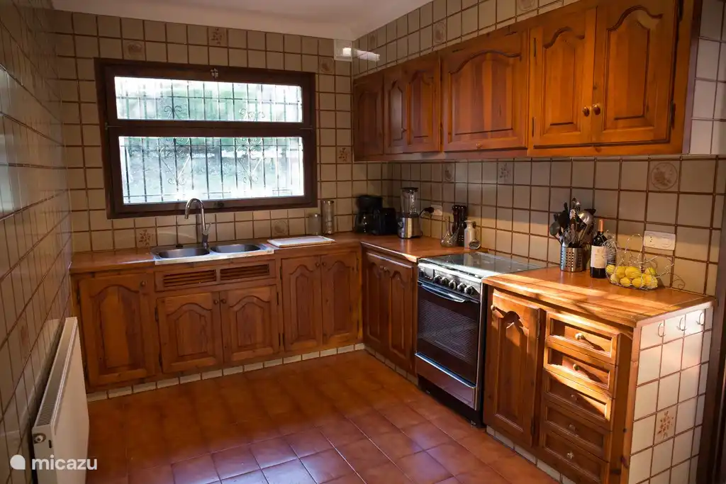 Geräumige katalanische Küche von 2,5x5 m2 mit allen Annehmlichkeiten wie Herd mit Backofen, Spülmaschine, Kühl-Gefrierkombination, Mikrowelle, Mixer, Kaffeemaschine und Nespresso