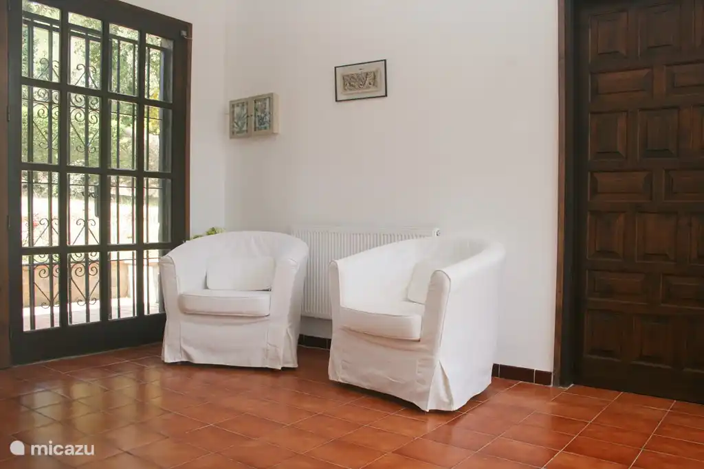 Die geräumigen und hellen Saal des 3x4 m2 verbindet home / Esszimmer mit Schlafräumen. Schöne offene Blick auf Hügel und Vorgarten und Terrasse