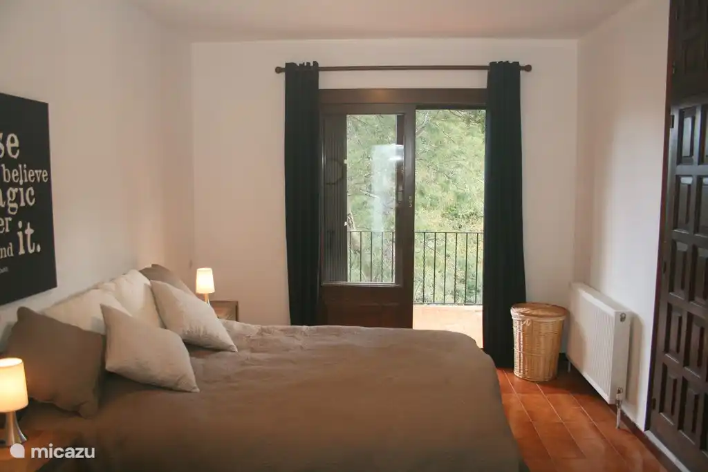 Schönes, geräumiges Schlafzimmer mit Terrassentüren zum Balkon und freiem Blick