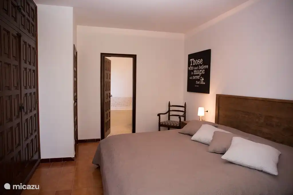 Herrliche geräumige Schlafzimmer mit großen Einbauschränken und Katalanisch mit eigenem Bad