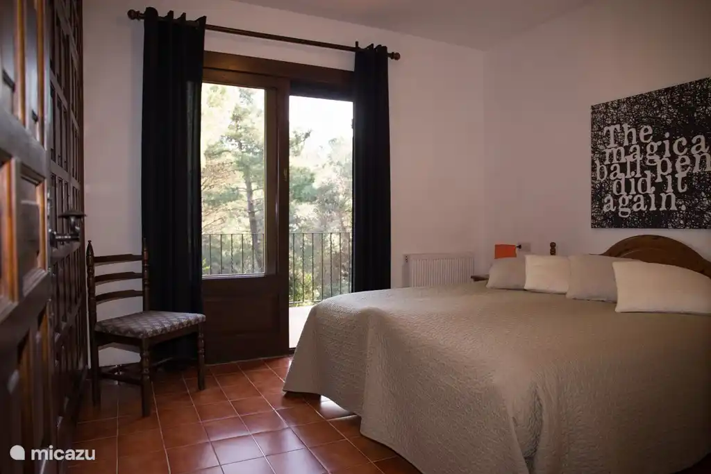 Prachtige slaapkamer met een tweepersoonsbed. Ruime Catalaanse ingebouwde kastenwand en openslaande deuren naar het balkon terras