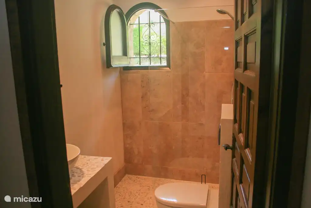 Badezimmer mit Waschbecken, Dusche und WC