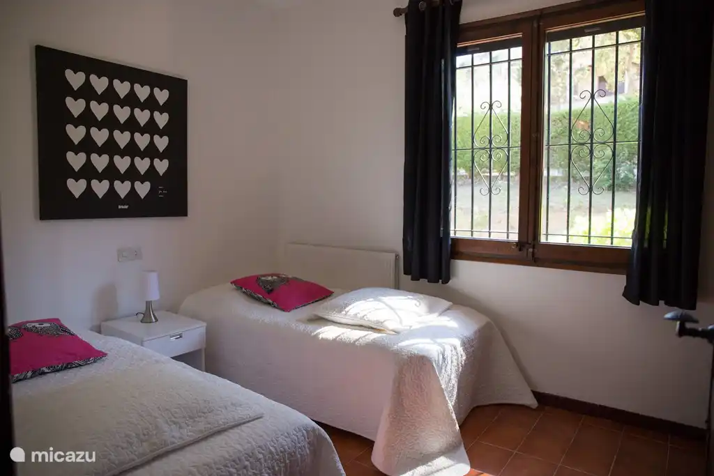 Geräumiges Schlafzimmer mit zwei Einzelbetten und großen Einbauschränken Katalanisch