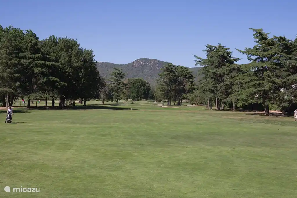Club de Golf Costa Brava mit 27-Loch sitzt buchstäblich um die Ecke von der Villa ist einen Kilometer entfernt.