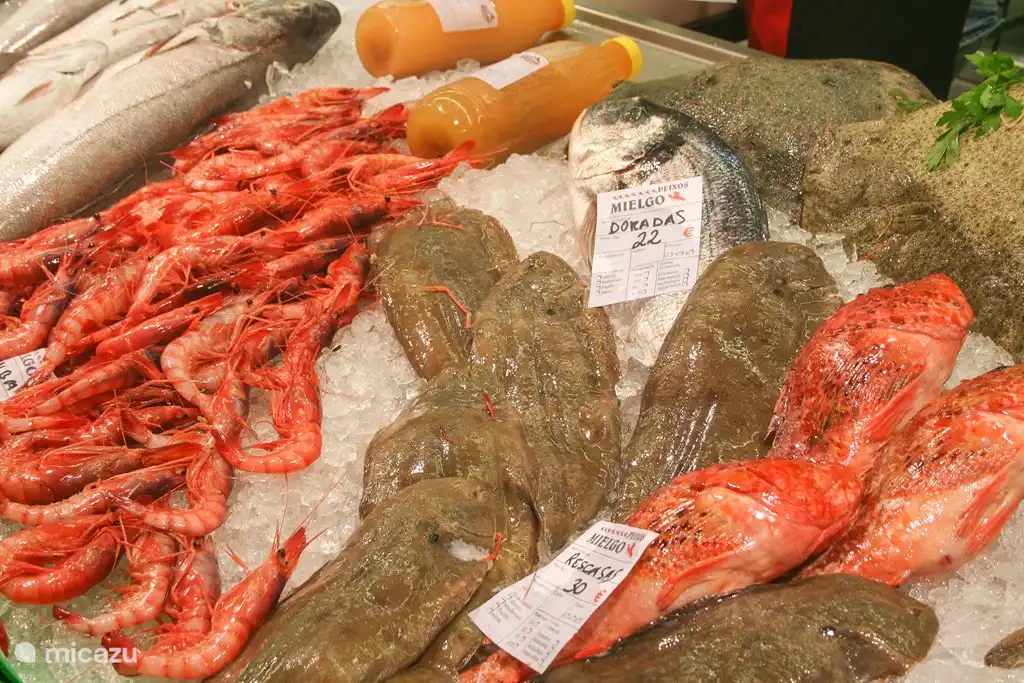 Verschiedene Gemüse- und Fischmarkt in der Nachbarschaft