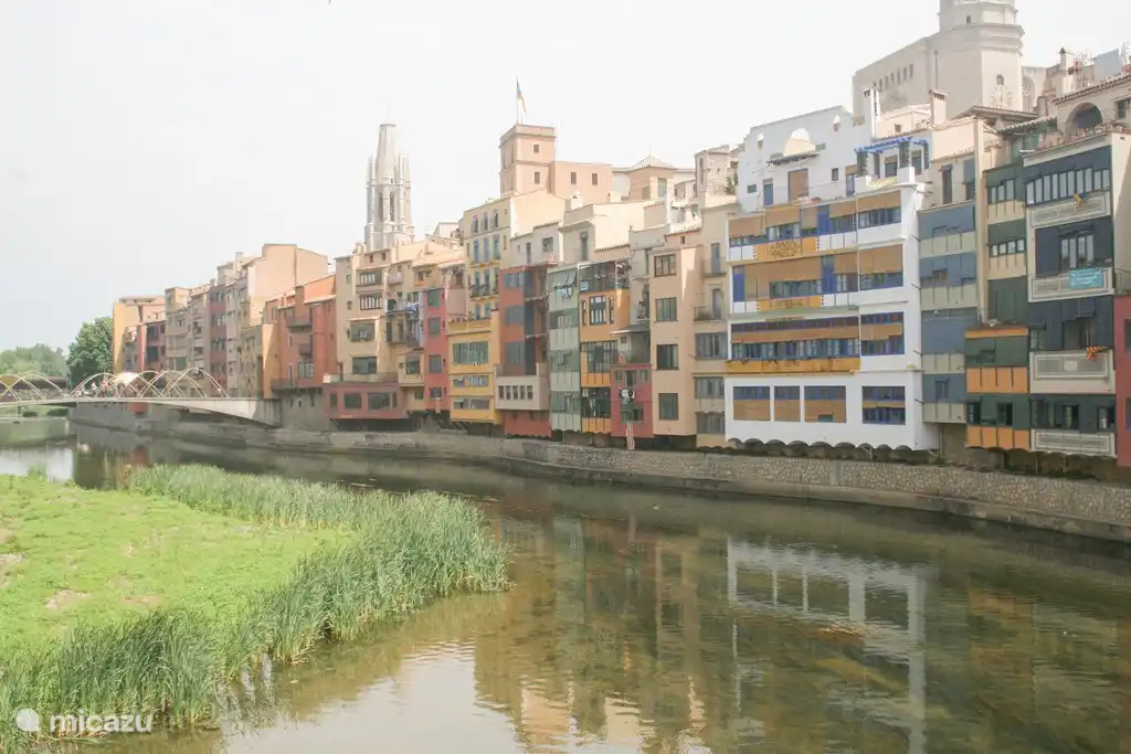 Onyar Fluss durch das Zentrum von Girona, 20 Minuten.
