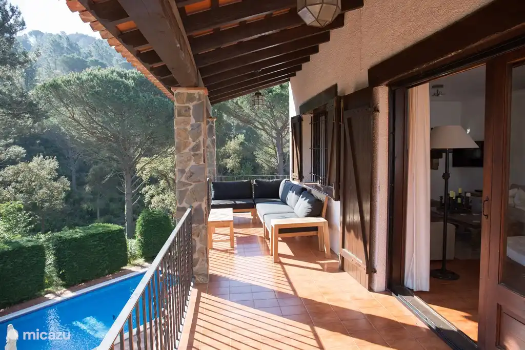 Schöner Balkon Terrasse, halb verdeckt, durch Schiebetüren Haus / Esszimmer und zwei Schlafzimmer zugänglich.