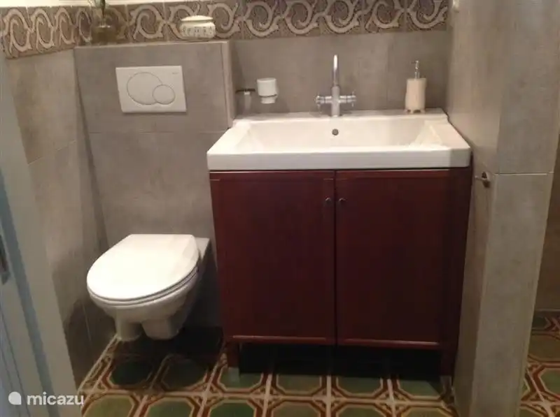 Waschbecken und Toilette im Badezimmer