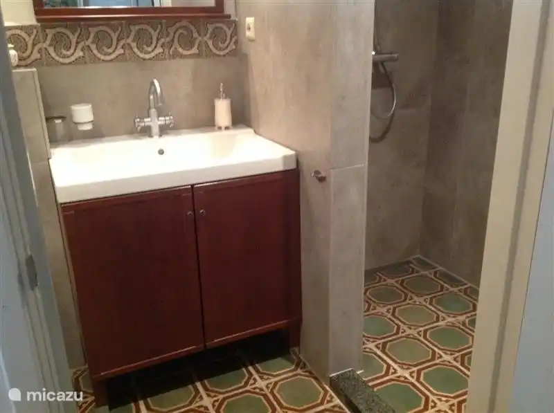 Große Dusche und wasrafel