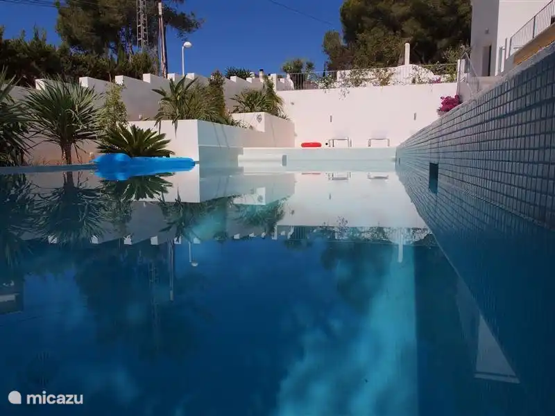 Eine schöne lange Pool, Arbeitsplätze zu gewinnen