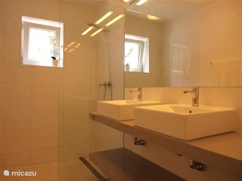 Dusche mit Doppelwaschbecken im Obergeschoss