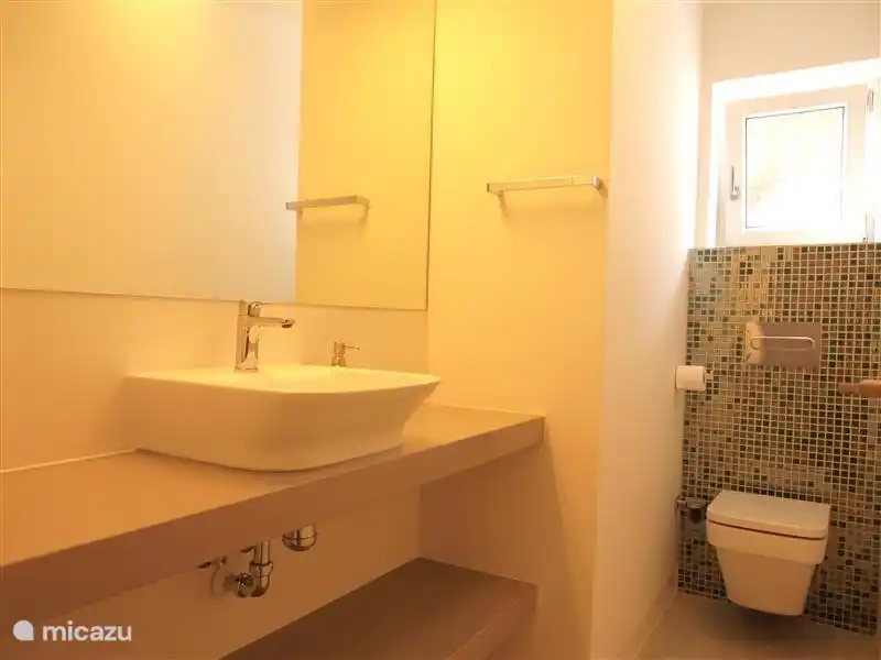 WC und Waschbecken im Obergeschoss