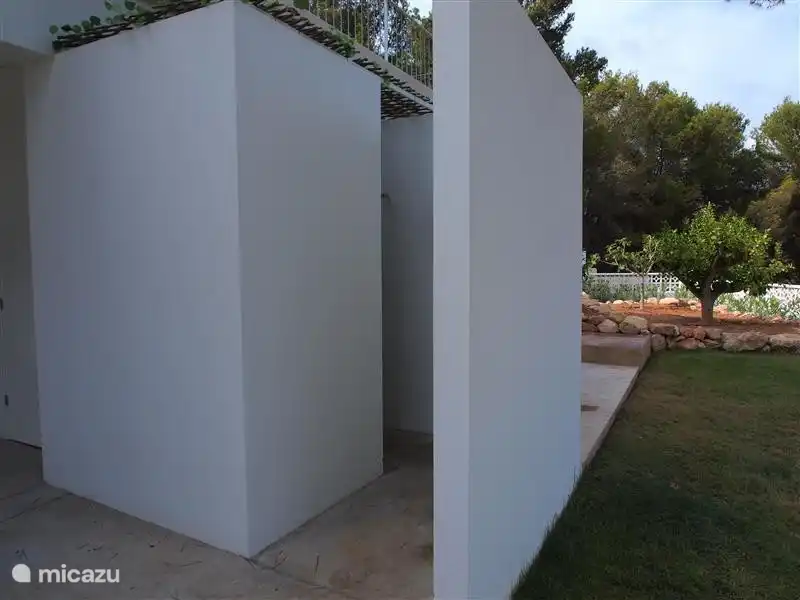 Außendusche im Garten in der Nähe von Pool