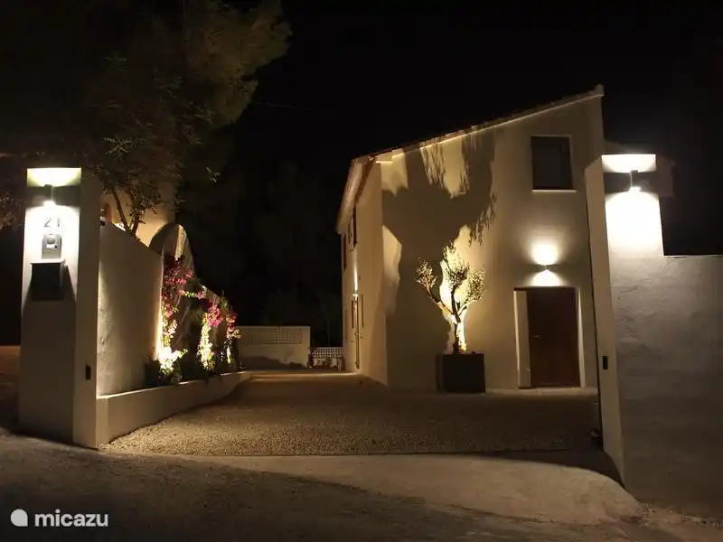 Geschlossenen Tor (heute offen) mit separater Tür für ein Maximum an Privatsphäre.