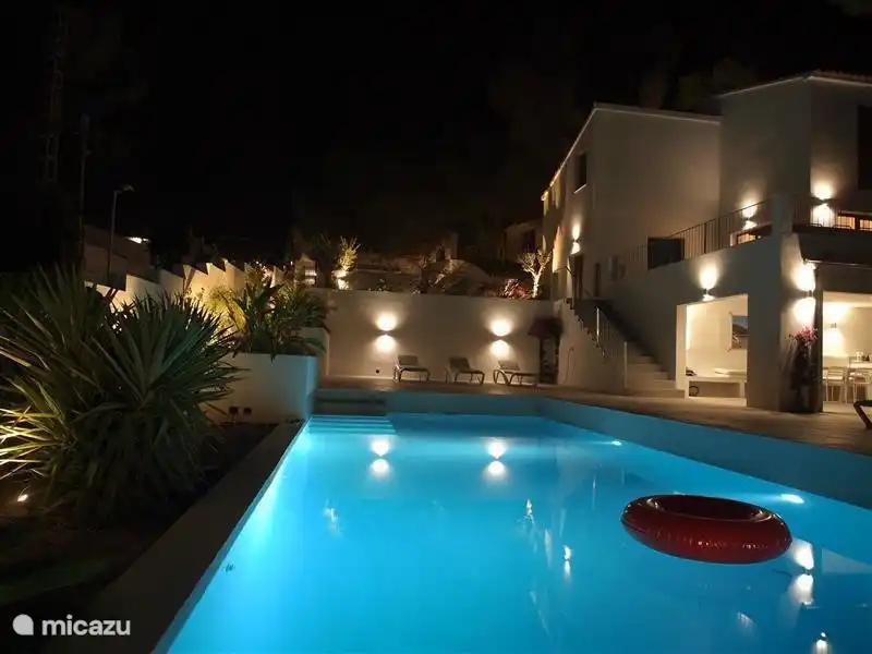 Schwimmbad in der Nacht