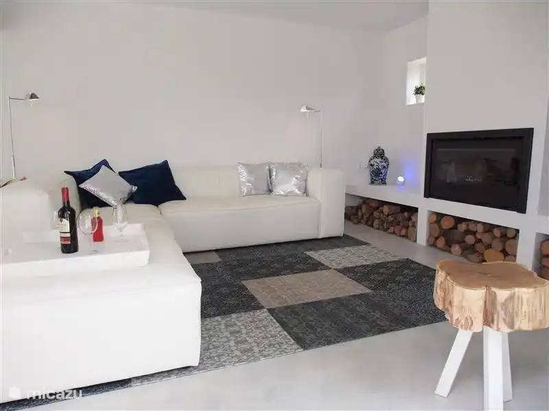 Wohnzimmer mit HD NL-TV und Kamin