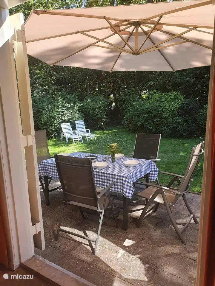 Gemütliche Terrasse auf der Südseite.